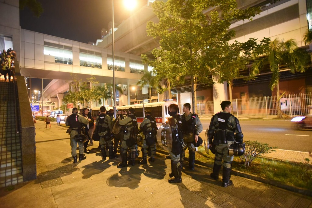 防暴警察較早前到新港城中心調查。