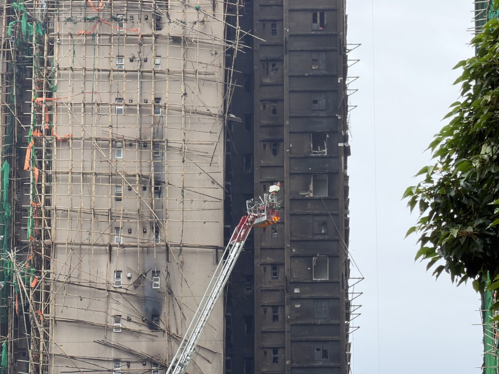 大埔宏福苑大火後,多座樓宇損毀嚴重。 劉駿軒攝 大埔宏福苑大火後,多座樓宇損毀嚴重。 劉駿軒攝
