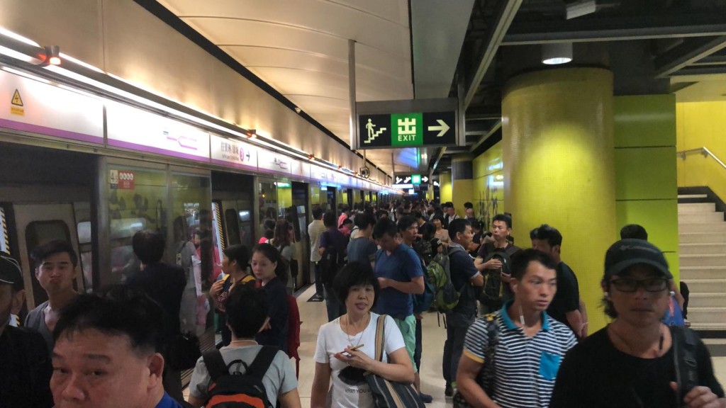 列車服務受阻。讀者提供