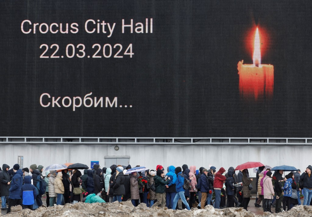 莫斯科继续有悼念活动，向恐袭死难者献花。路透社