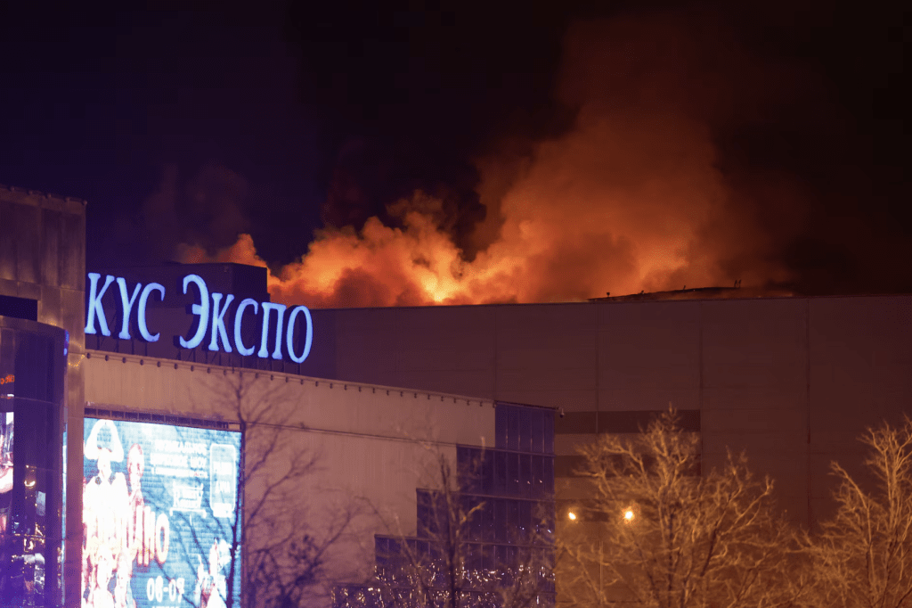 俄羅斯媒體稱，莫斯科附近音樂廳發生槍擊事件，造成至少40人死亡，逾百傷，是俄羅斯多年來最致命的攻擊。路透社
