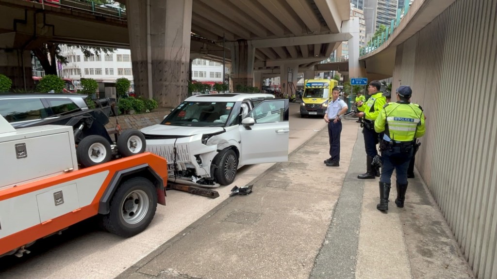 涉事七人車車頭損毀。楊偉亨攝