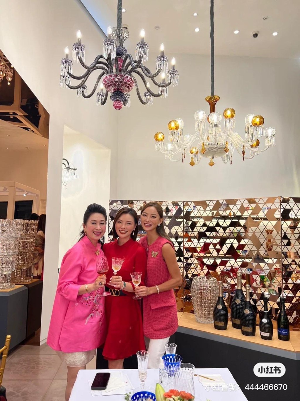 张利华一身贵气，与王玉环一齐品酒。