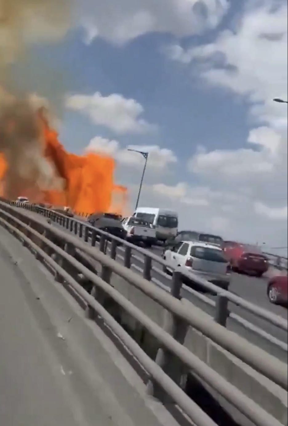 墨西哥氣罐車翻側爆炸，車輛駛過猶如親臨災難片現場。 X@AikNewsPK