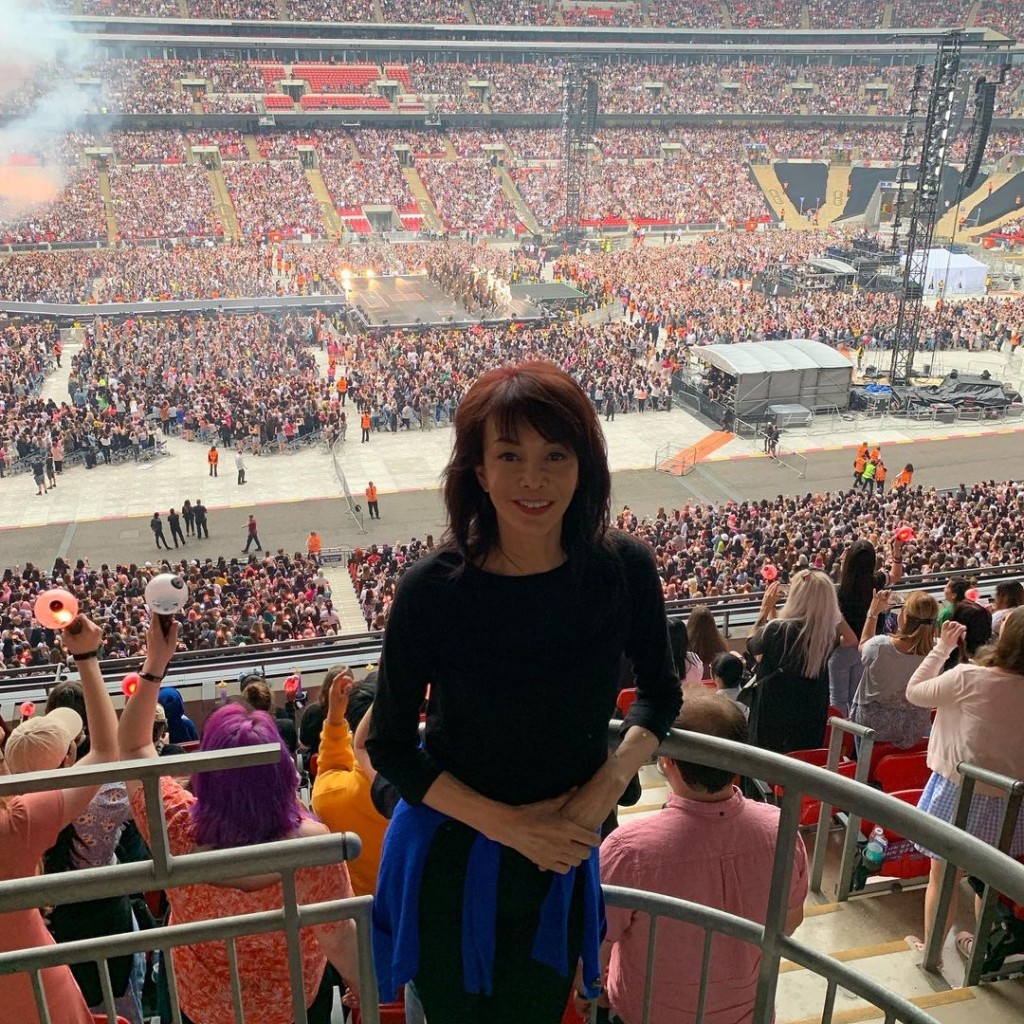 2019年7月，鄭裕玲更飛到英國睇BTS演唱會，場館更大，氣氛更high！