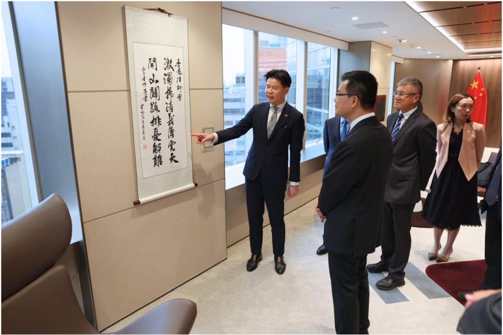 廣東省律師協會會長肖勝方率代表團於6月12日到訪香港律師會。 廣東省律師協會會長肖勝方率代表團於6月12日到訪香港律師會。