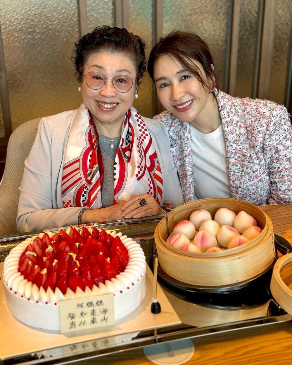 黎姿去年為媽媽慶祝79歲生日時，同樣準備了壽包和蛋糕。