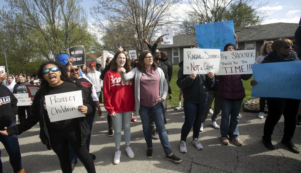 民眾手上拿著「按門鈴不是犯罪」等標語，聚集萊斯特的住家前抗議。AP