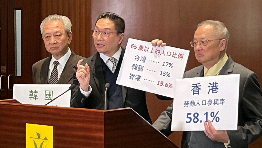 (右至左)自由黨立法會議員張宇人、邵家輝及易志明回應輸入外勞問題。陳俊豪攝