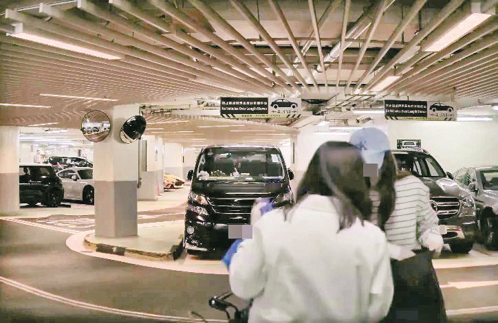 車友聚會間其中一熱話，是兩名女子在購物後，在停車場以別人汽車的車頭作「執貨」之用，過程被車Cam拍下