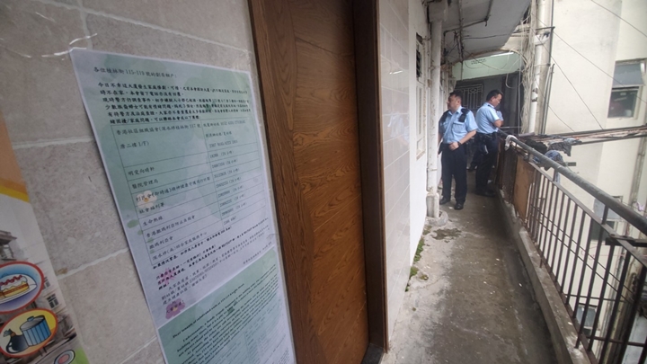 警方今晨继续在凶案单位调查，SOCO贴通告吁遇事者求助。杨伟亨摄