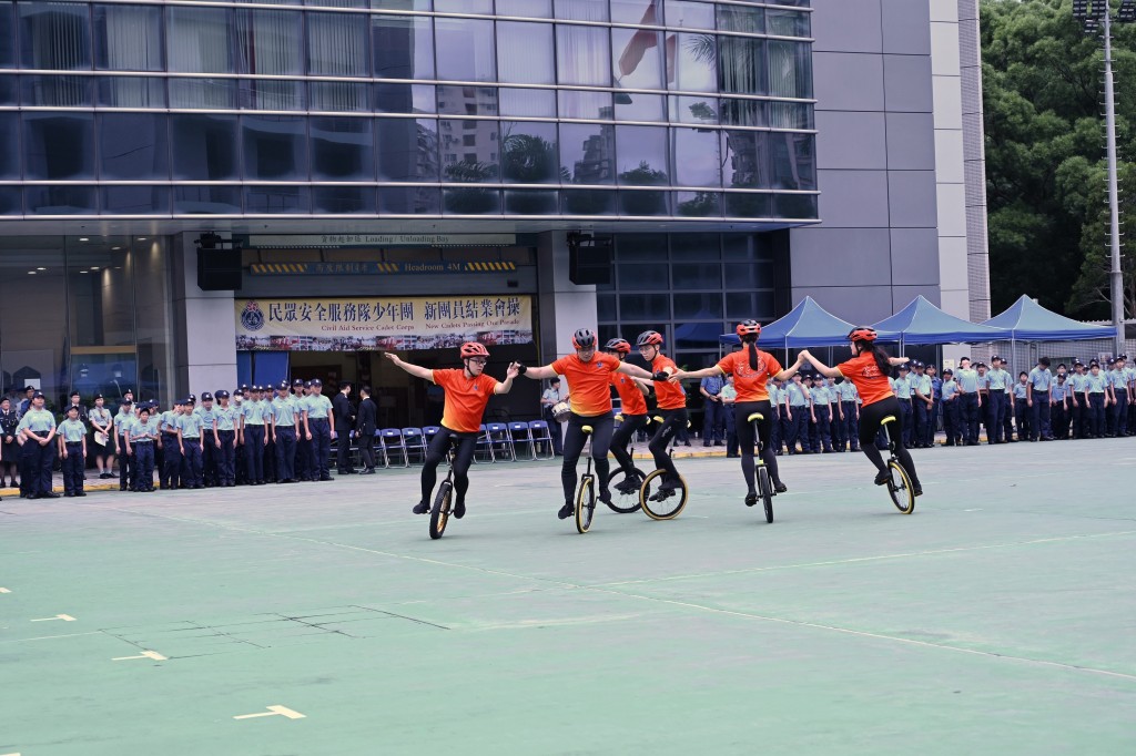 少年团花式单车表演队于结业会操后表演。政府新闻处图片