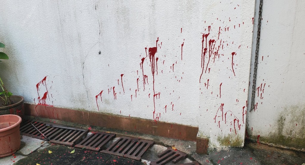 翠林苑門外的牆身被淋潑紅色油漆。