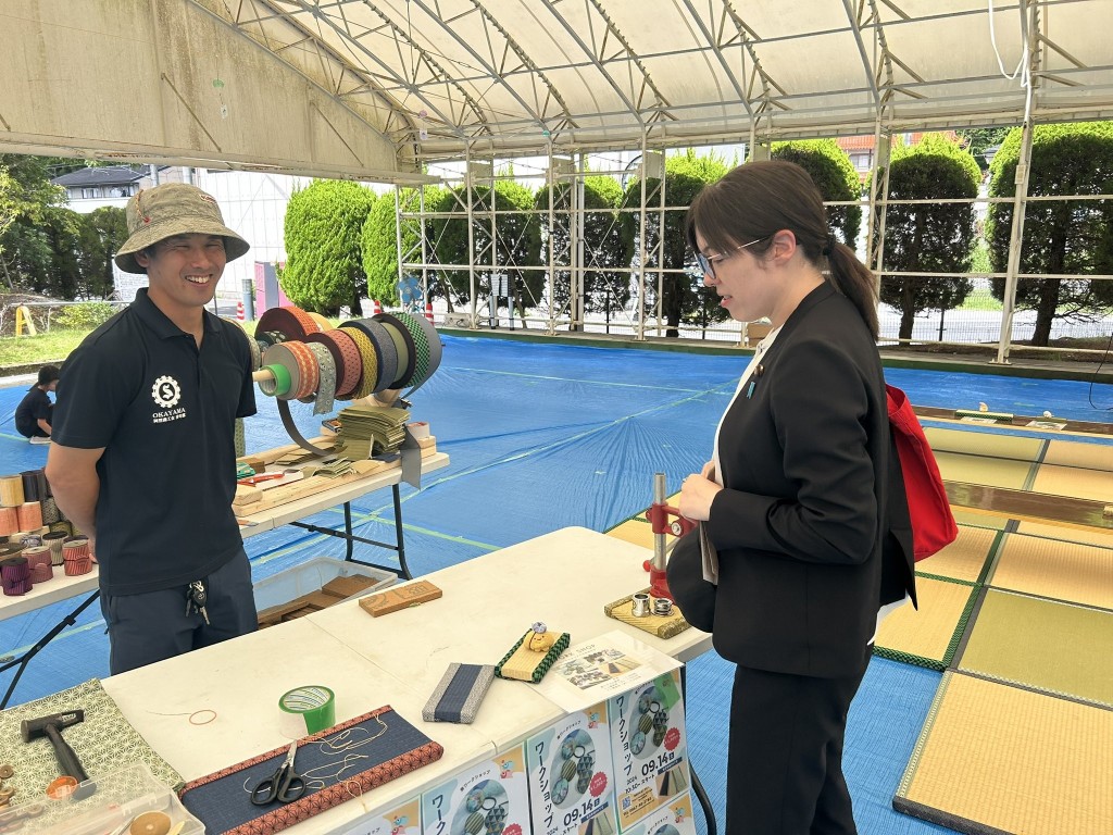 日大臣小野田紀美以行事爽朗表情多見稱。Ｘ