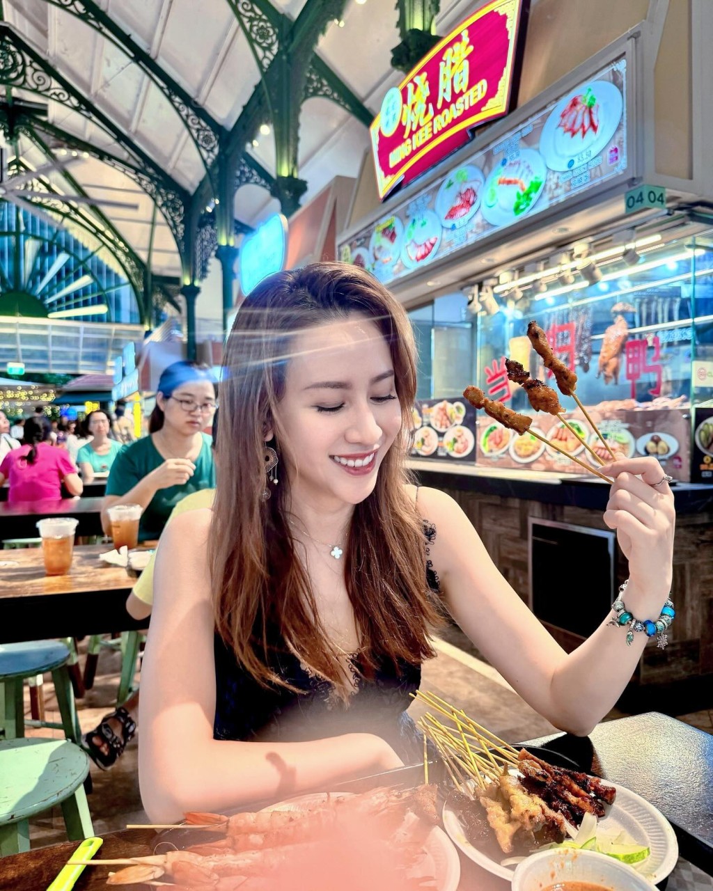 梁菁琳早前孖胞妹Melody飞赴新加坡度假，二人在老巴刹美食广场叫到成枱串烧。