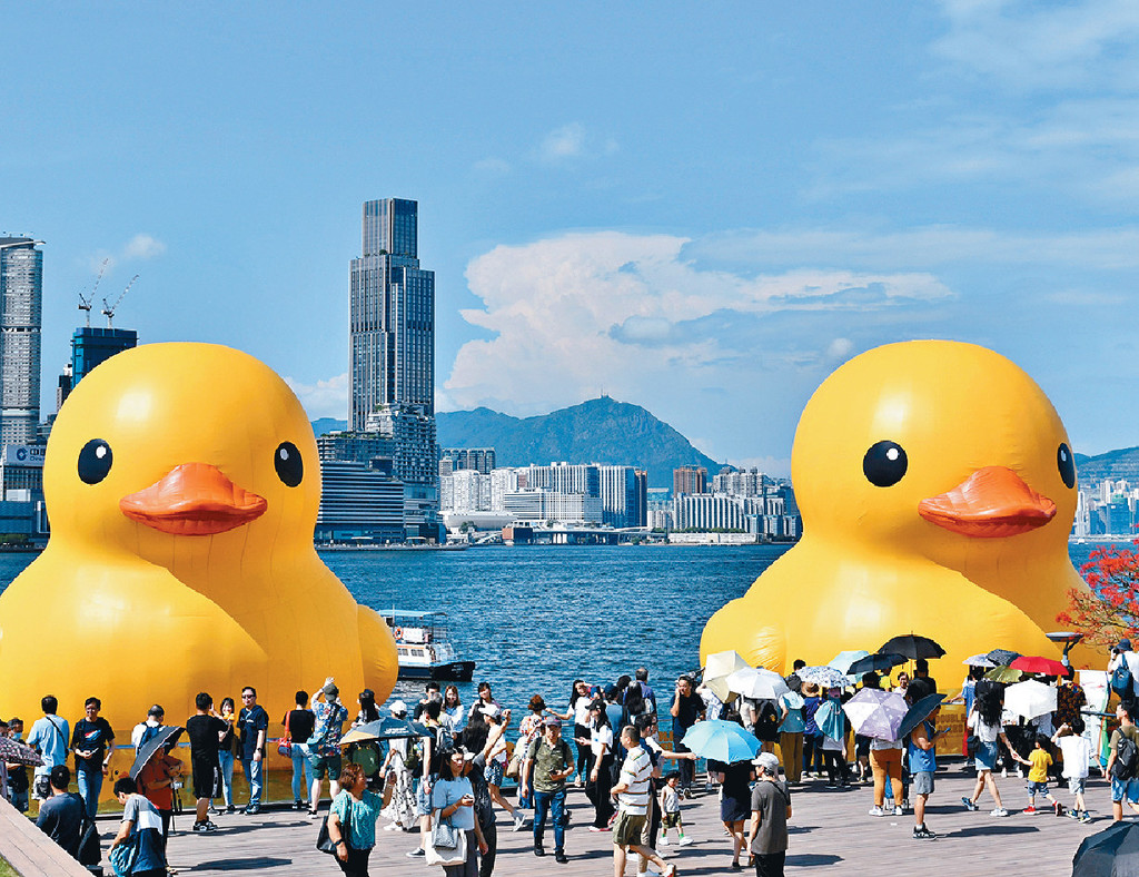 ■「漏气」黄色橡皮鸭昨再次在维港展出。