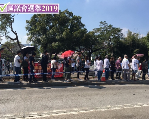 黃小姐指未見過票站有人龍。