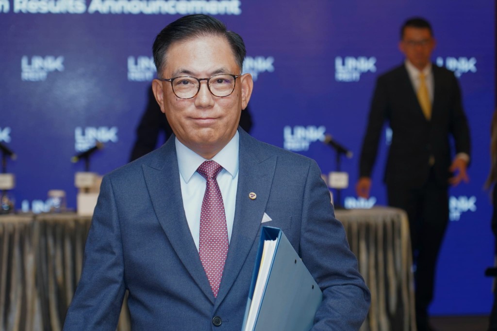 王國龍將於年底退休，他昨日寄語員工：「要繼續努力，行多啲、食多啲，搵多啲好租客，會越做越好。」