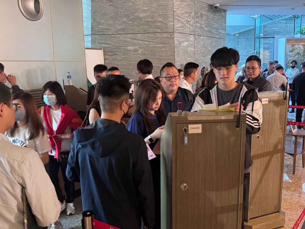 場吸收大批準買家到場登記等候揀樓。 場吸收大批準買家到場登記等候揀樓。