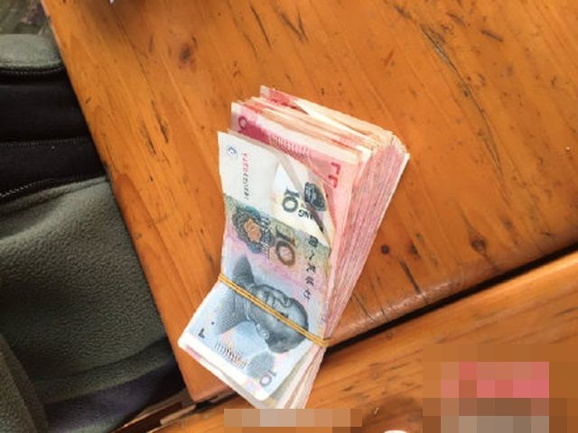長頸鹿展區內出現大量現金。網圖