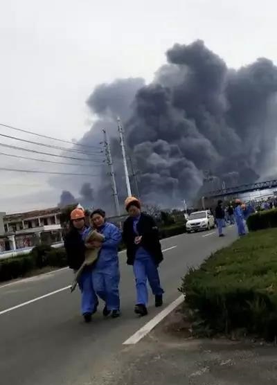 遠處亦見大量濃煙。網圖