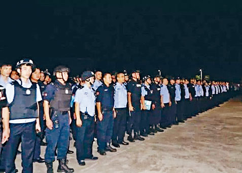 ■警方抓获五十余名涉黑嫌疑人。