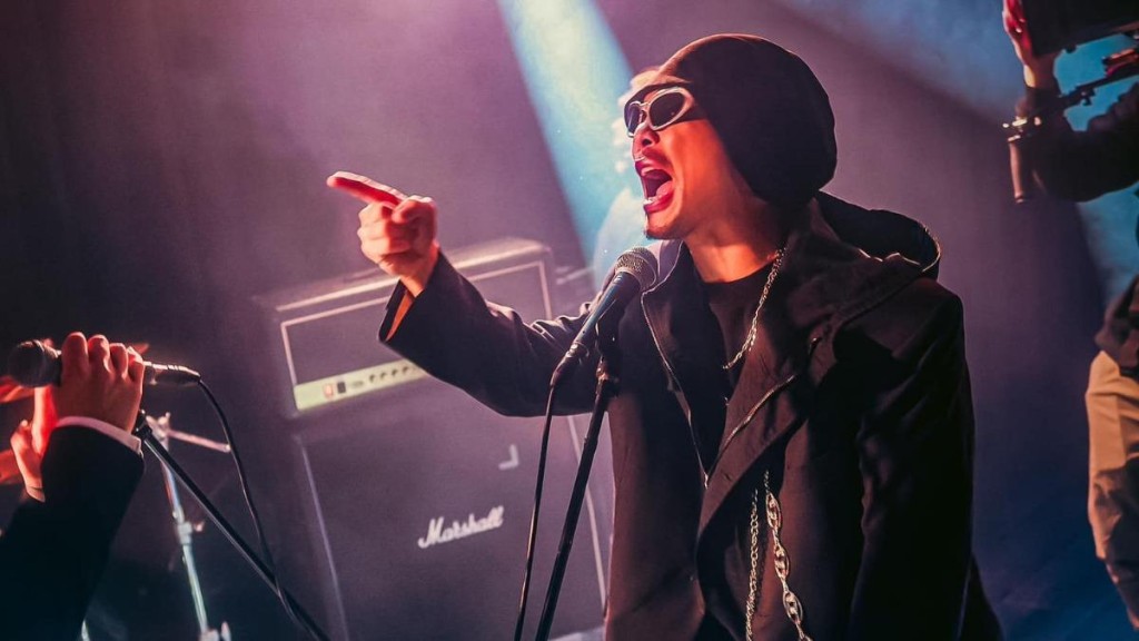 馬來西亞歌手黃明志驚爆於謝侑芯離世現場出現,並因被搜出藍色藥丸被捕。(TVBS新聞網提供圖片) 馬來西亞歌手黃明志驚爆於謝侑芯離世現場出現,並因被搜出藍色藥丸被捕。(TVBS新聞網提供圖片)