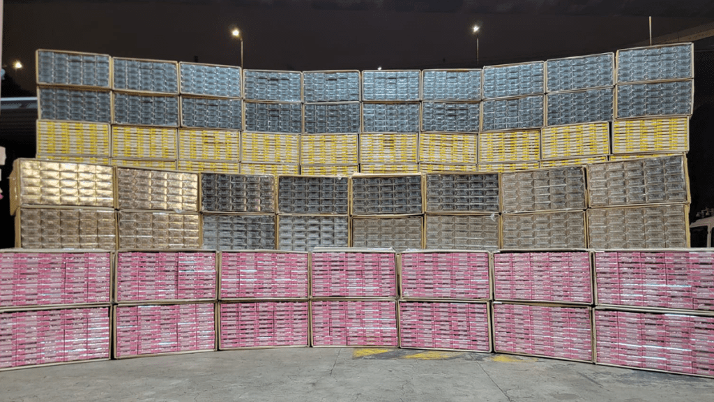 水警聯同海關檢獲約580萬支懷疑走私香煙,市值約2600萬元,應課稅值約1900萬元。警方提供