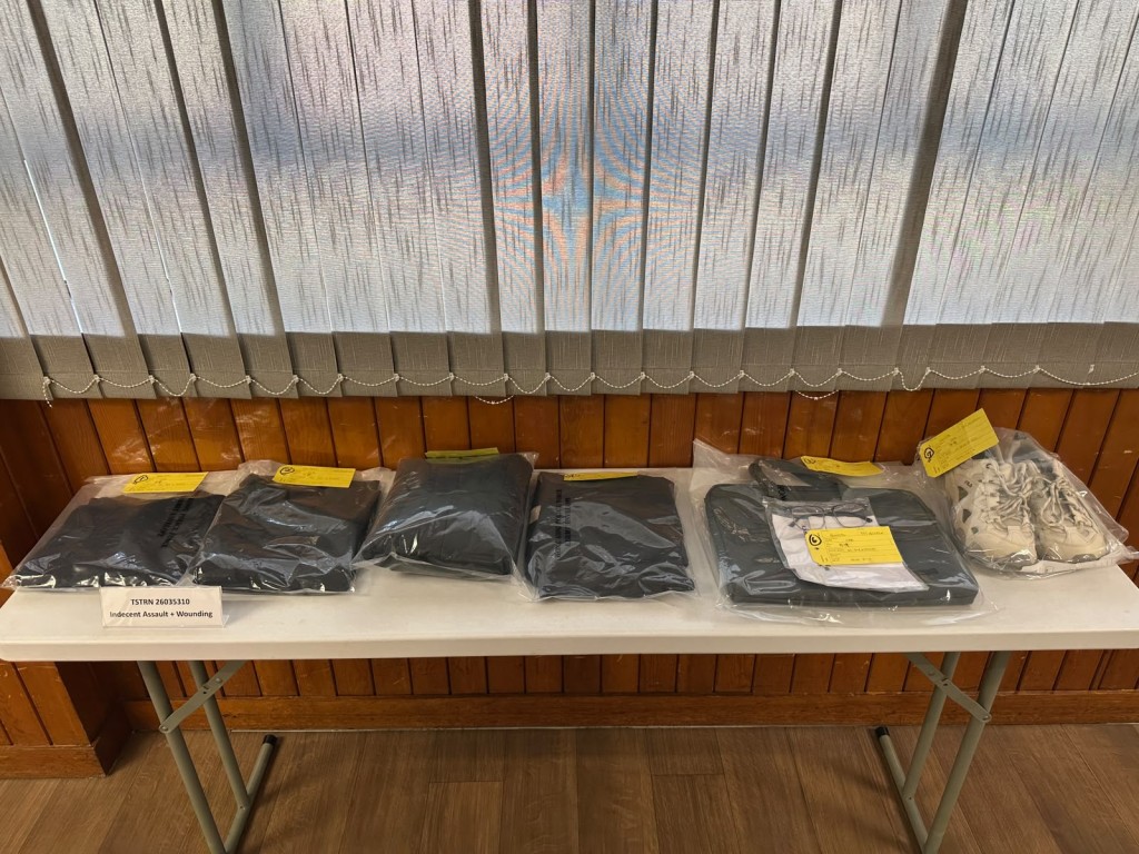 警方展示疑犯當時衣著。 警方展示疑犯當時衣著。