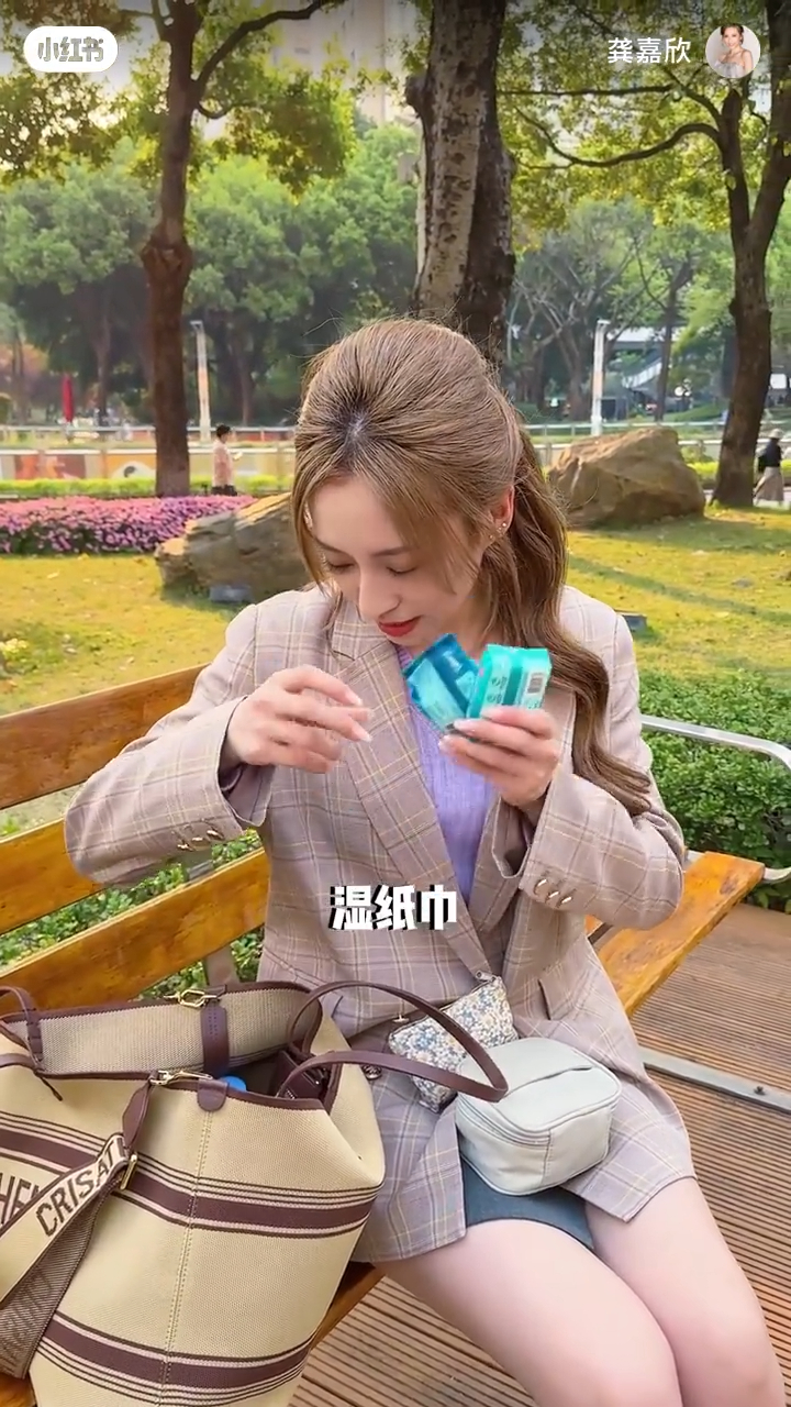 龔嘉欣原來有一種特殊癖好,很喜歡紙巾。 龔嘉欣原來有一種特殊癖好,很喜歡紙巾。