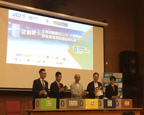 黃錦星(中)指政府在推行任何法案時均會與民共議,政策會盡量平衡各方面利益。徐子琪攝