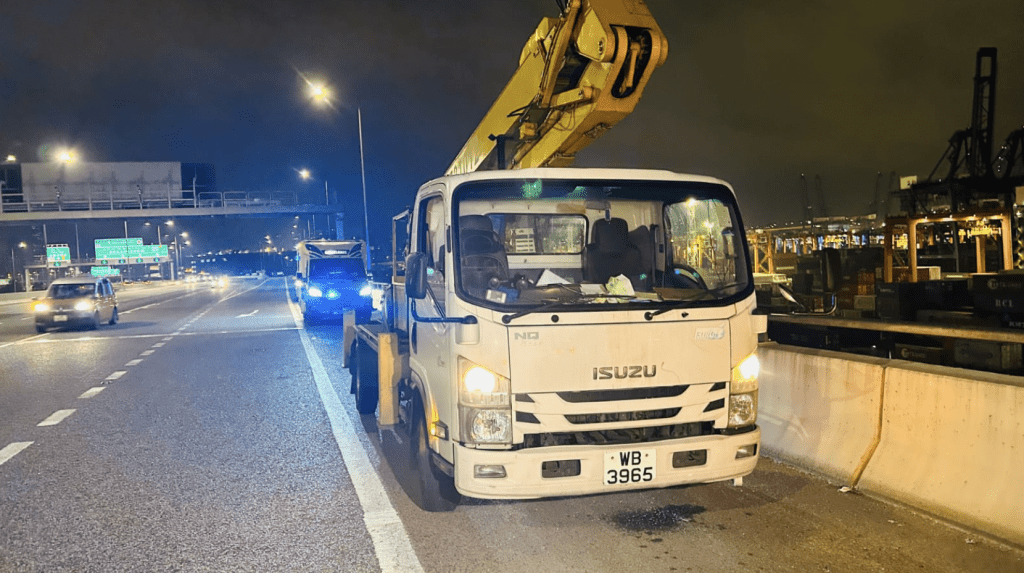 被撞車尾的處理街燈工程吊臂車。蔡楚輝攝