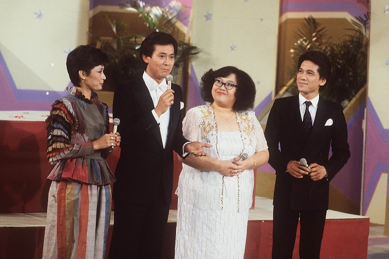 右起：何守信、鄭少秋、肥姐（沈殿霞）合作演出《歡樂今宵》。