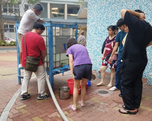 水務署派出水車到長宏邨供市民取用食水。徐裕民攝