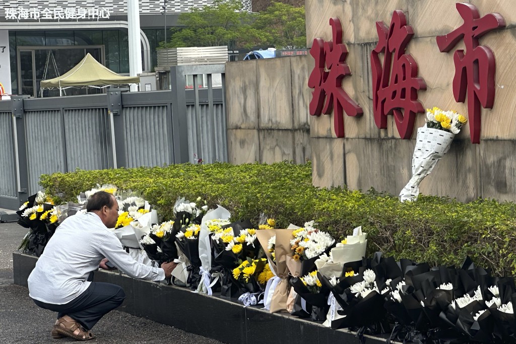 民眾到珠海體育中心獻花悼念死者。美聯社