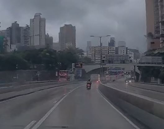 貨車駛至近佛光街天橋對開時失控。fb車cam L（香港群組）影片截圖