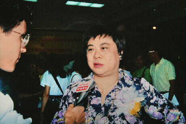 梁冰濂92年獲委為首任女性暫委按察司的訪問照。資料圖片