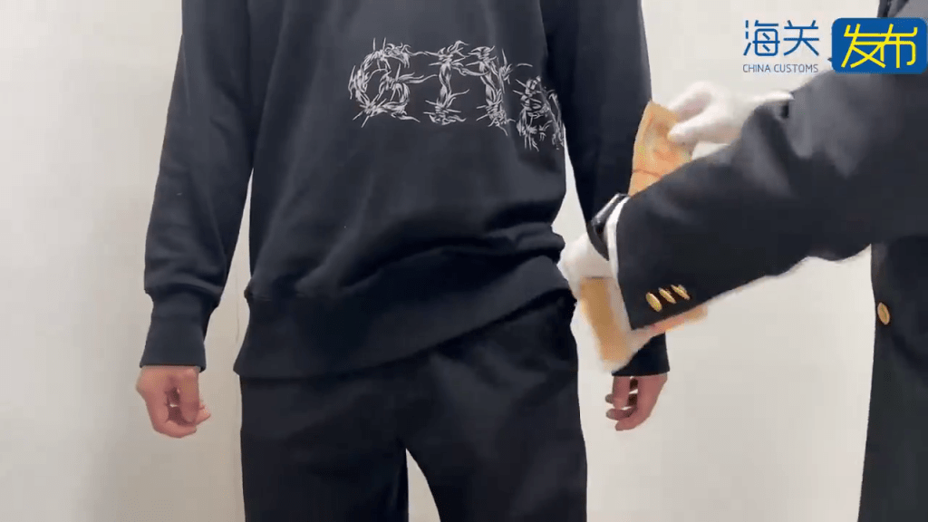 罗湖口岸，北上男腰腹裤袋藏40万港元。