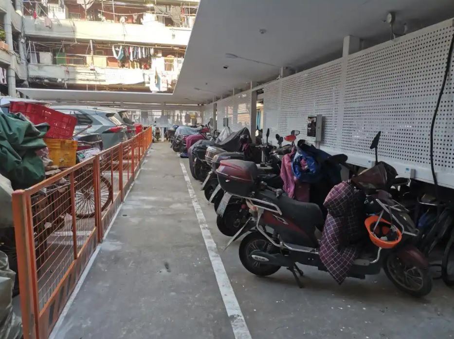 外界認為，上海隆昌公寓是周星馳《功夫》豬籠城寨原型。上海楊浦官方微信