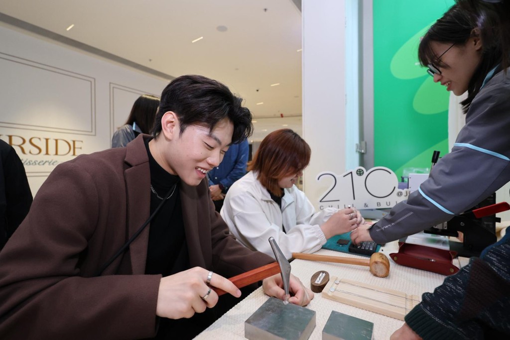 為期兩日的 21C@JC計劃嘉年華匯聚多項精彩節目，讓參與者體驗以青少年為本的 服務轉型。