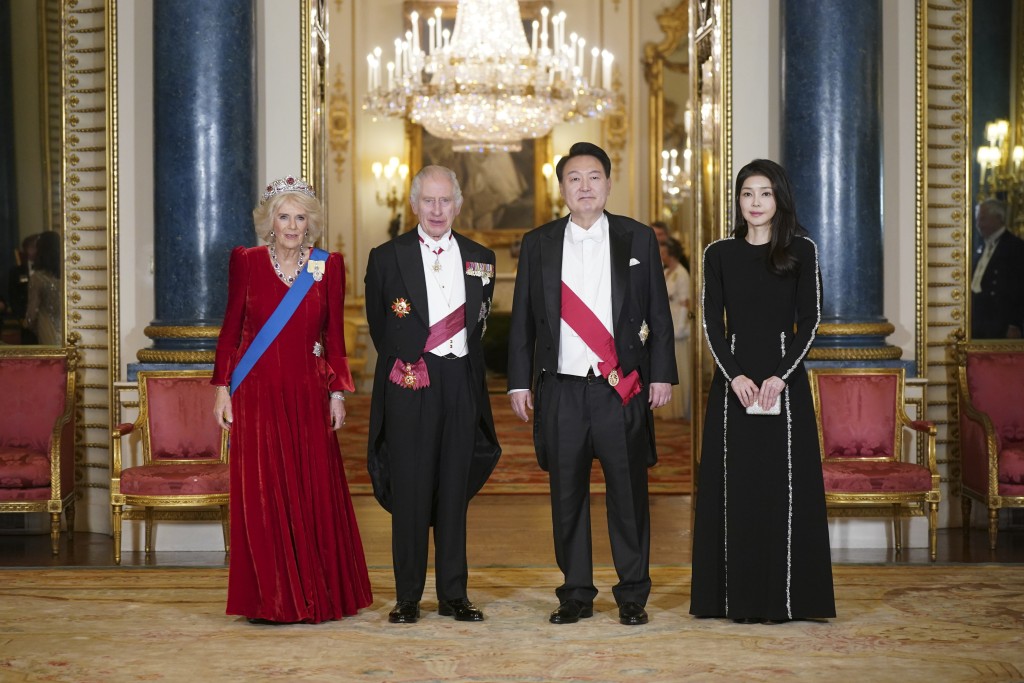 英皇查理斯三世21日晚間在白金漢宮舉行晚宴，迎接尹錫悅夫婦與南韓嘉賓。 AP