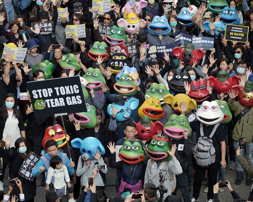 一批参与游行的人士，戴著PEPE及连登猪头套出席。