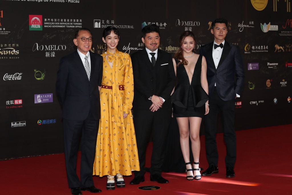 楊受成（左一）與《我的筍盤男友》劇組行紅地氈。