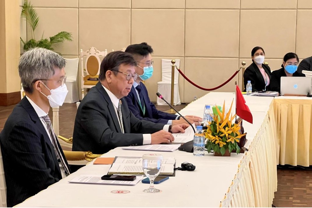 丘應樺（左二）今日在柬埔寨暹粒出席第六屆中國香港—東南亞國家聯盟經貿部長會議。