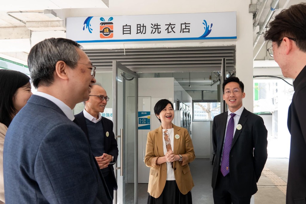 青福里項目設有便利店、自助洗衣店、仁愛堂的流動中醫車等設施。何永賢fb圖片