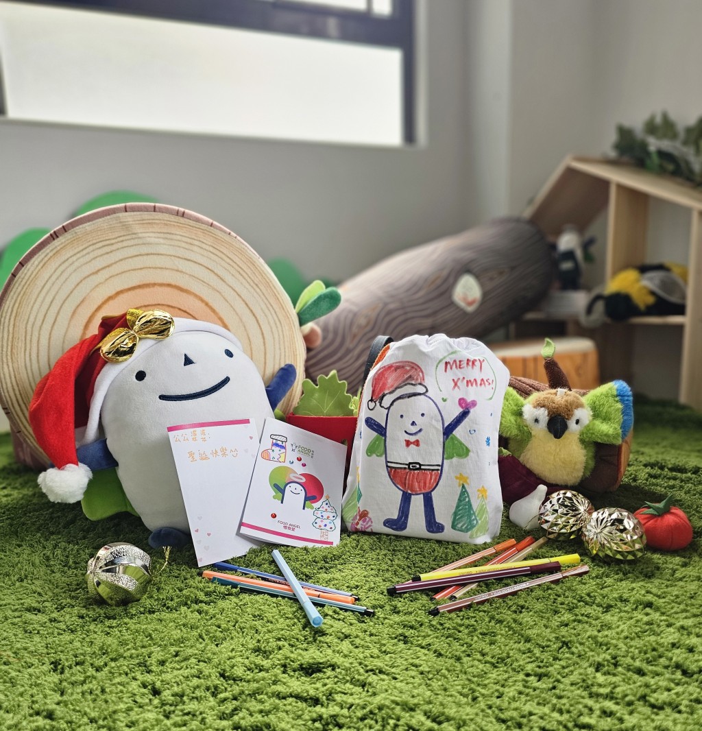 ●DIY聖誕愛心福袋工作坊中製作愛心小禮物,並轉 送予惜食堂服務使用者。(圖片來源:受訪者提供) ●DIY聖誕愛心福袋工作坊中製作愛心小禮物,並轉 送予惜食堂服務使用者。(圖片來源:受訪者提供)