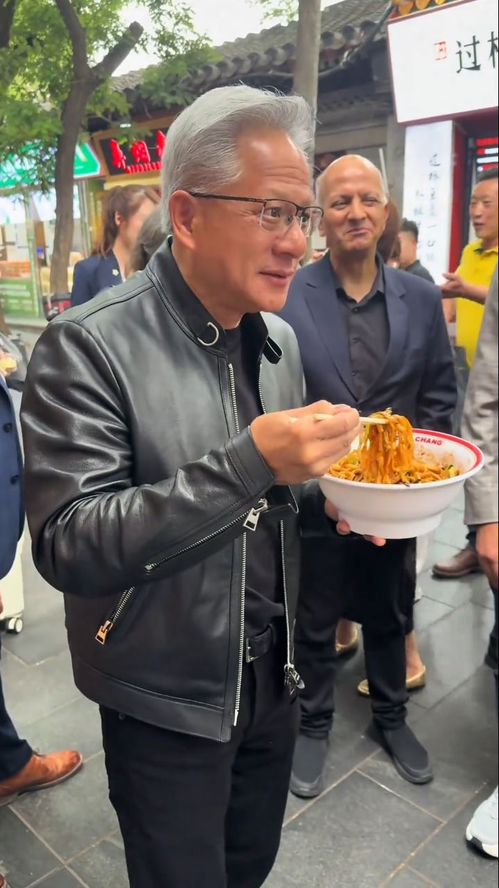 黃仁勛在北京「掃街」品嘗各種地道小食。抖音