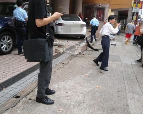 香港仔有私家車相撞。Enders Leung圖片