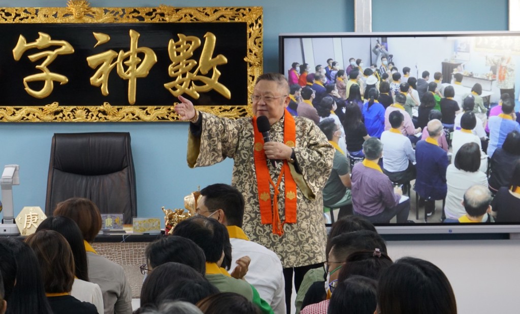 李居明大師於8月份開班教授八字神數。