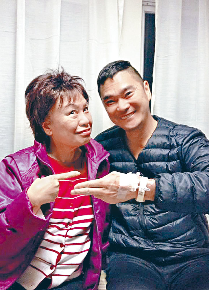 好友鄧達智證實，余慕蓮已不用插喉，現已可正常呼吸進食。